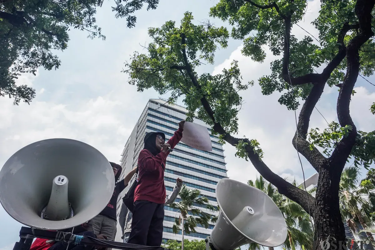 Sejumlah pedagang Pasar Barito yang tergabung dalam Solidaritas Usaha Rakyat Aliansi Barito Tolak Otoriter (Suara Barito) melakukan aksi di depan Balai Kota, Jakarta, Selasa, 14 Oktober 2025. (Sumber: Poskota/Bilal Nugraha Ginanjar)
