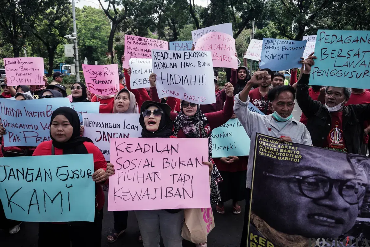 Sejumlah pedagang Pasar Barito yang tergabung dalam Solidaritas Usaha Rakyat Aliansi Barito Tolak Otoriter (Suara Barito) melakukan aksi di depan Balai Kota, Jakarta, Selasa, 14 Oktober 2025. (Sumber: Poskota/Bilal Nugraha Ginanjar)