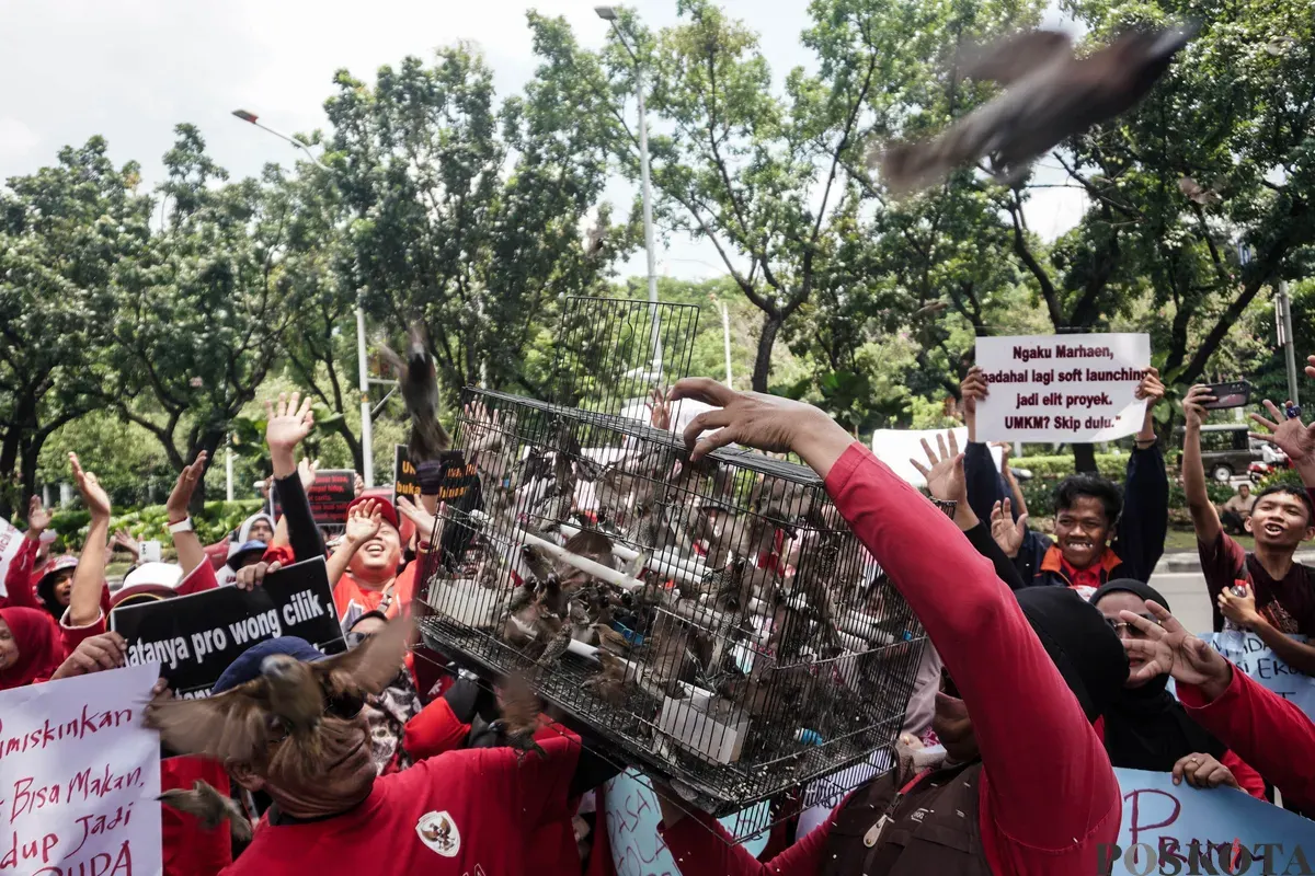 Sejumlah pedagang Pasar Barito yang tergabung dalam Solidaritas Usaha Rakyat Aliansi Barito Tolak Otoriter (Suara Barito) melakukan aksi di depan Balai Kota, Jakarta, Selasa, 14 Oktober 2025. (Sumber: Poskota/Bilal Nugraha Ginanjar)