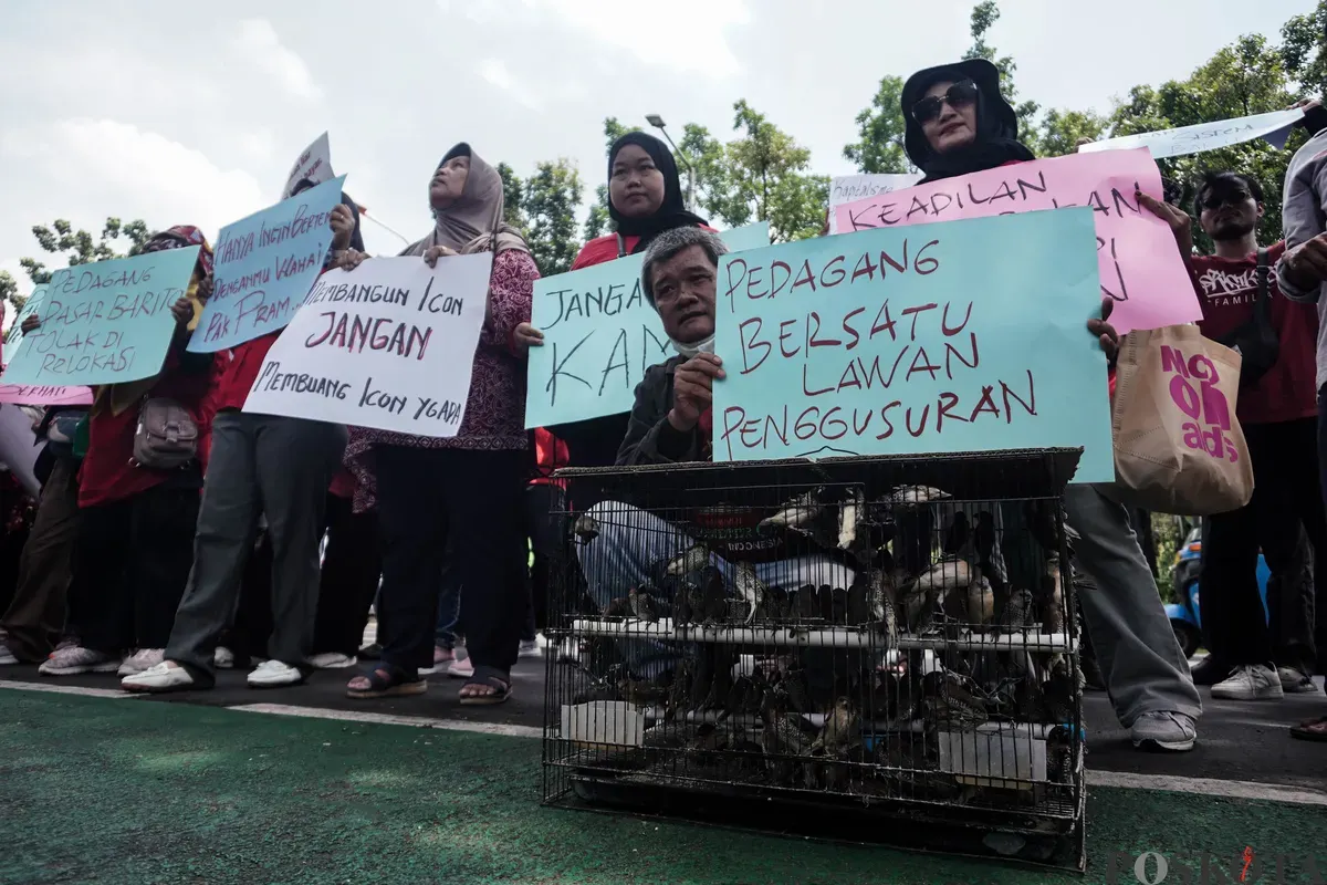 Sejumlah pedagang Pasar Barito yang tergabung dalam Solidaritas Usaha Rakyat Aliansi Barito Tolak Otoriter (Suara Barito) melakukan aksi di depan Balai Kota, Jakarta, Selasa, 14 Oktober 2025. (Sumber: Poskota/Bilal Nugraha Ginanjar)