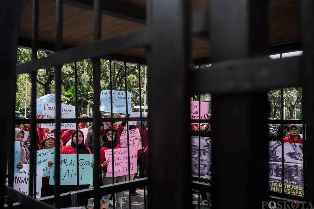 Aksi tersebut sebagai bentuk penolakan terkait relokasi kios pedagang Pasar Barito ke Lenteng Agung imbas proyek pembangunan Taman Bendera Pusaka. (Sumber: Poskota/Bilal Nugraha Ginanjar)