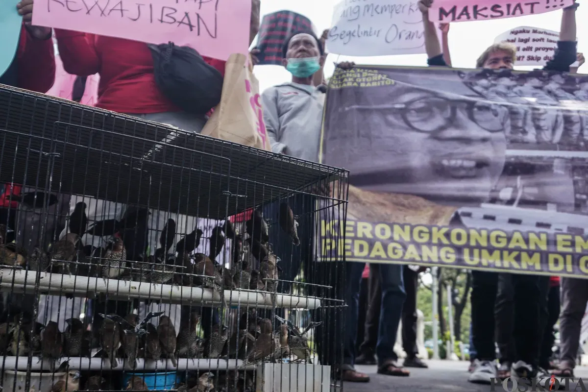 Sejumlah pedagang Pasar Barito yang tergabung dalam Solidaritas Usaha Rakyat Aliansi Barito Tolak Otoriter (Suara Barito) melakukan aksi di depan Balai Kota, Jakarta, Selasa, 14 Oktober 2025. (Sumber: Poskota/Bilal Nugraha Ginanjar)
