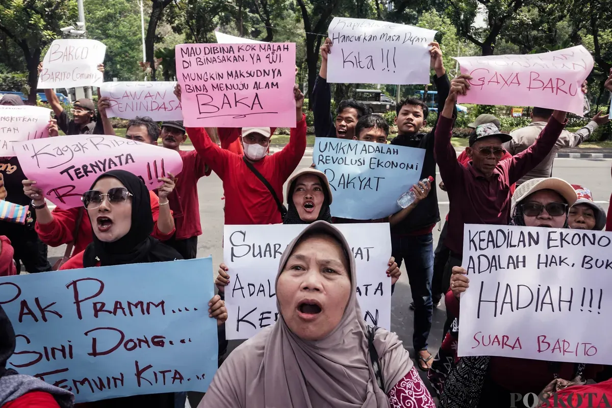 Sejumlah pedagang Pasar Barito yang tergabung dalam Solidaritas Usaha Rakyat Aliansi Barito Tolak Otoriter (Suara Barito) melakukan aksi di depan Balai Kota, Jakarta, Selasa, 14 Oktober 2025. (Sumber: Poskota/Bilal Nugraha Ginanjar)