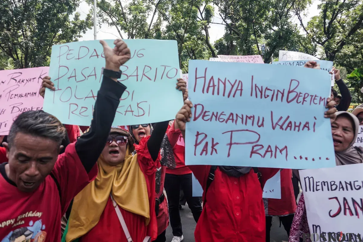 Sejumlah pedagang Pasar Barito yang tergabung dalam Solidaritas Usaha Rakyat Aliansi Barito Tolak Otoriter (Suara Barito) melakukan aksi di depan Balai Kota, Jakarta, Selasa, 14 Oktober 2025. (Sumber: Poskota/Bilal Nugraha Ginanjar)
