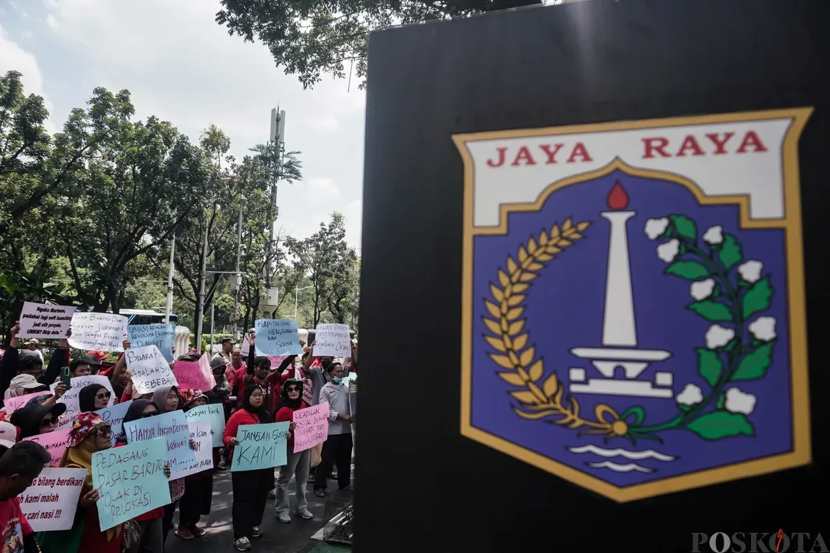 Sejumlah pedagang Pasar Barito yang tergabung dalam Solidaritas Usaha Rakyat Aliansi Barito Tolak Otoriter (Suara Barito) melakukan aksi di depan Balai Kota, Jakarta, Selasa, 14 Oktober 2025. (Sumber: Poskota/Bilal Nugraha Ginanjar)