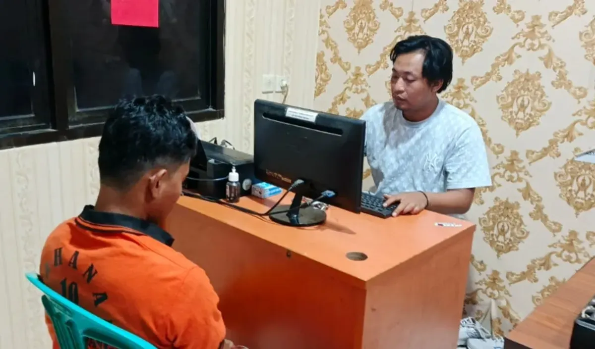 Seorang kuli bangunan berinisial SD saat menjalani pemeriksaan atas kasus pembobolan toko kelontong yang dilakukannya beberapa waktu lalu. (Sumber: Polres Serang)