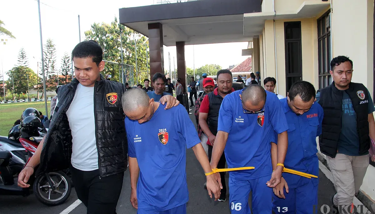 Tiga tersangka pelaku curat yang diringkus petugas Sat Reskrim Polres Purwakarta. (Sumber: POSKOTA | Foto: Dadan Sukmana)