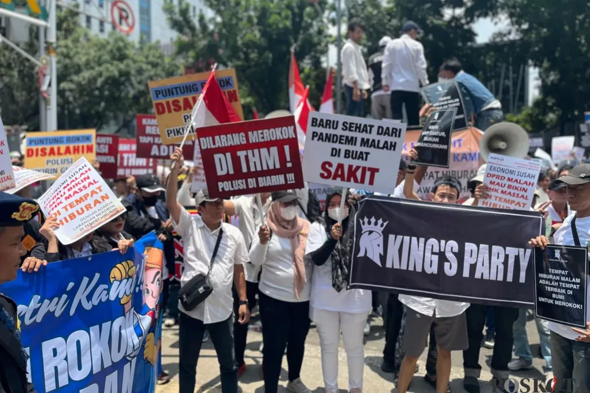 Massa berunjuk rasa di depan Gedung DPRD Jakarta, Gambir, Jakarta Pusat, Selasa, 14 Oktober 2025. (Sumber: Poskota/Pandi Ramedhan)
