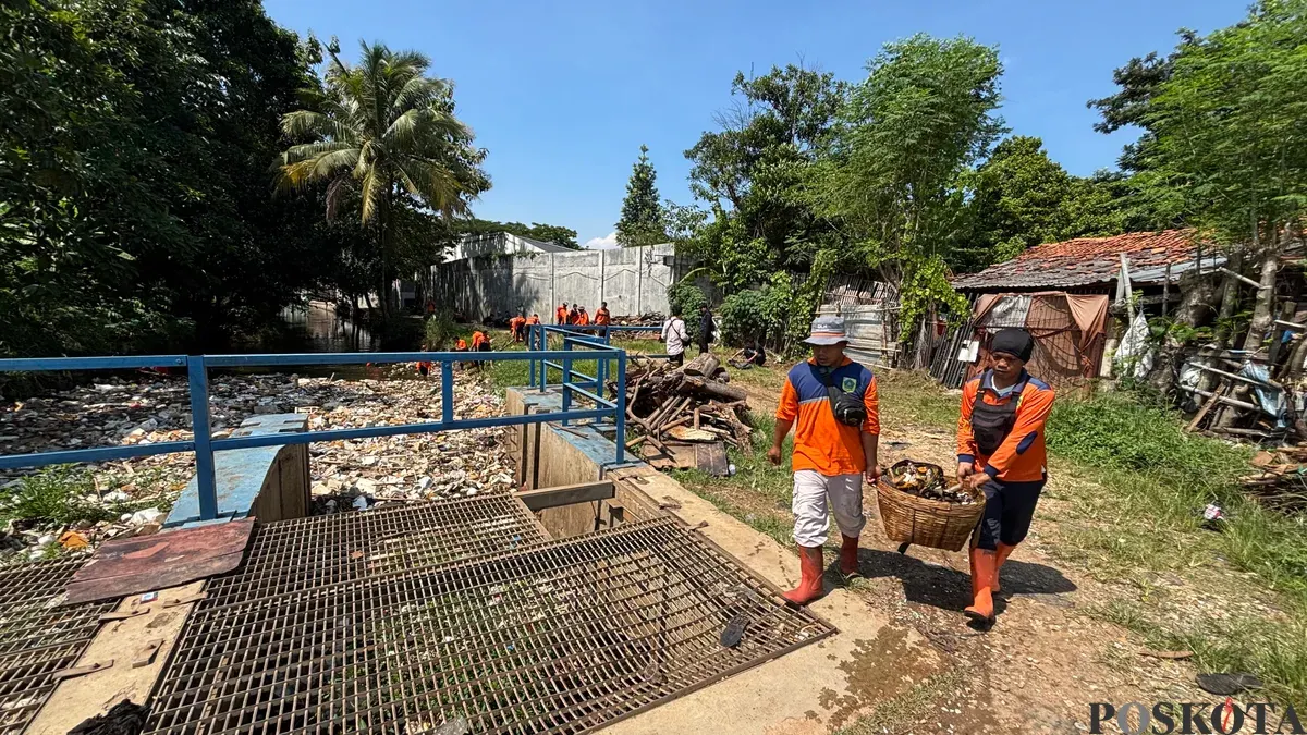 Petugas tim reaksi cepat DLH Kabupaten Bogor membersihkan sampah irigasi Setu Cikaret. (Sumber: Poskota/Giffar Rivana)
