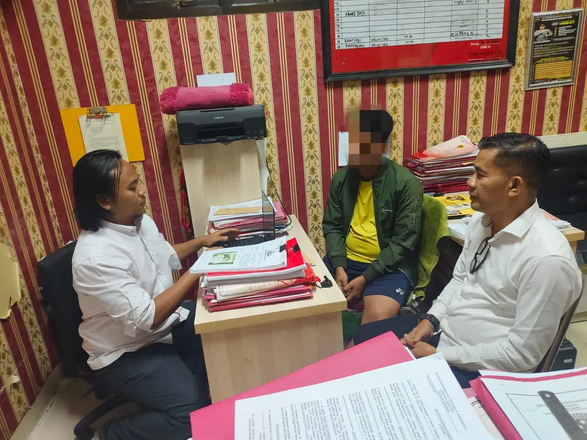 Tersangka SD oknum guru honorer saat menjalani pemeriksaan. (Sumber: Polres Serang)