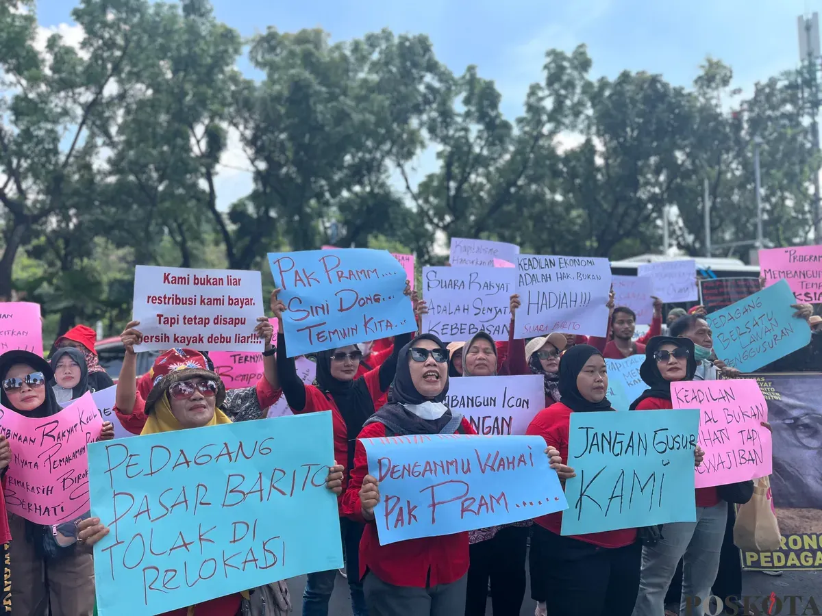 Puluhan pedagang Pasar Barito berunjuk rasa di depan Gedung Balai Kota DKI Jakarta, Selasa, 14 Oktober 2025 menolak direlokasi. (Sumber: Poskota/Pandi Ramedhan)
