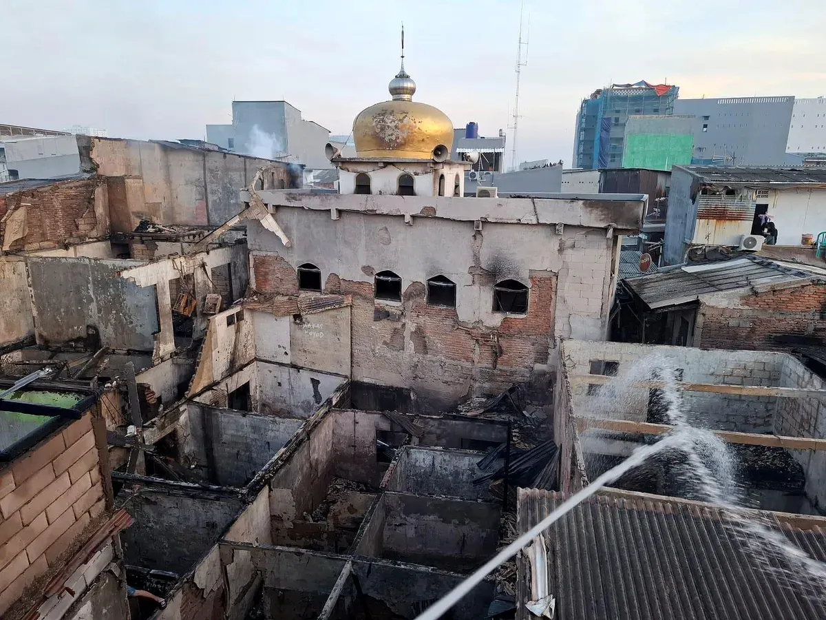 Sebanyak 20 rumah kontrakan dan musala di Jalan Sukarela RT 07 RW 08, Penjaringan, Jakarta Utara, terbakar pada Selasa, 14 Oktober 2025. (Sumber: Dok Gulkarmat Jakarta Utara)
