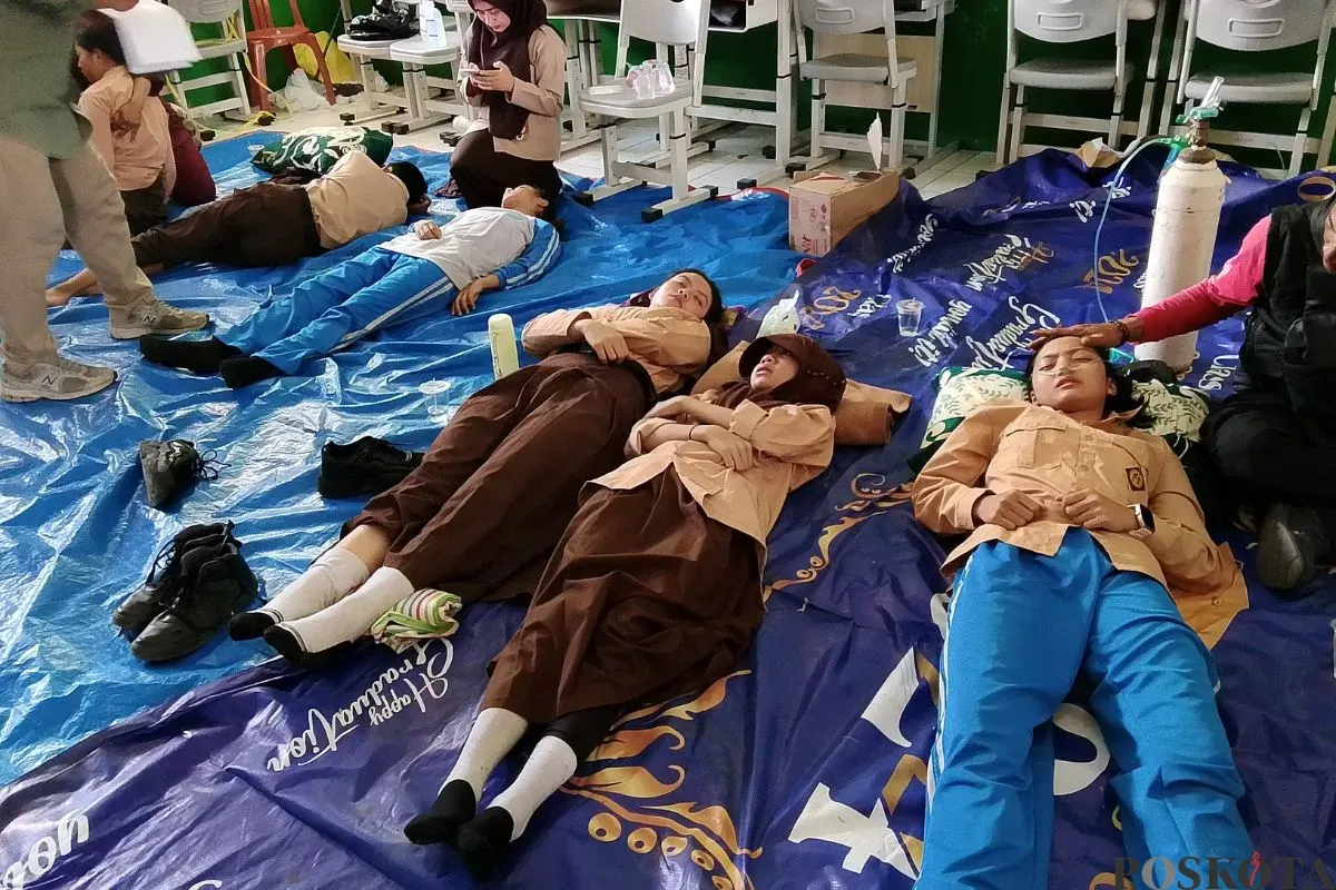 Kondisi paras siswi SMPN 1 Cisarua Kabupaten Barat, Jawa Barat, mendapat perawatan intensif seusai keracunan, Selasa, 14 Oktober 2025. (Sumber: Poskota/Gatot Poedji Utomo)