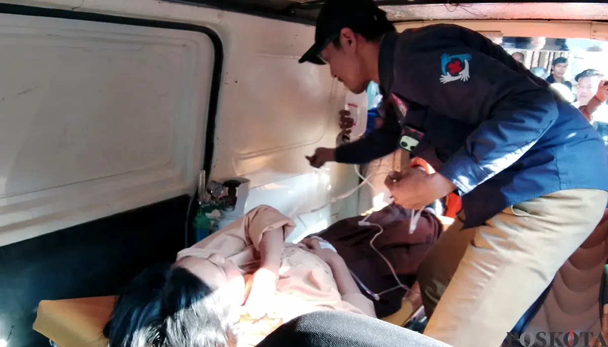 Salah seorang siswa SMPN1 Cisarua KBB saat hendak dibawa ke rumah sakit menggunakan ambulans. (Sumber: POSKOTA | Foto: Gatot Poedji Utomo)