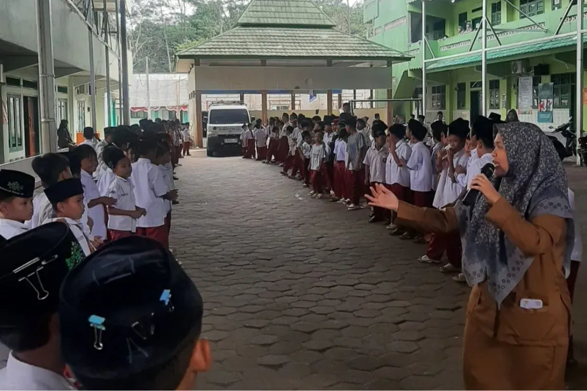 Para siswa di Sekolah Malnu Menes, Kabupaten Pandeglang, menantikan kedatangan MBG. (Sumber: Dok. SPPG Bakti Mandiri)