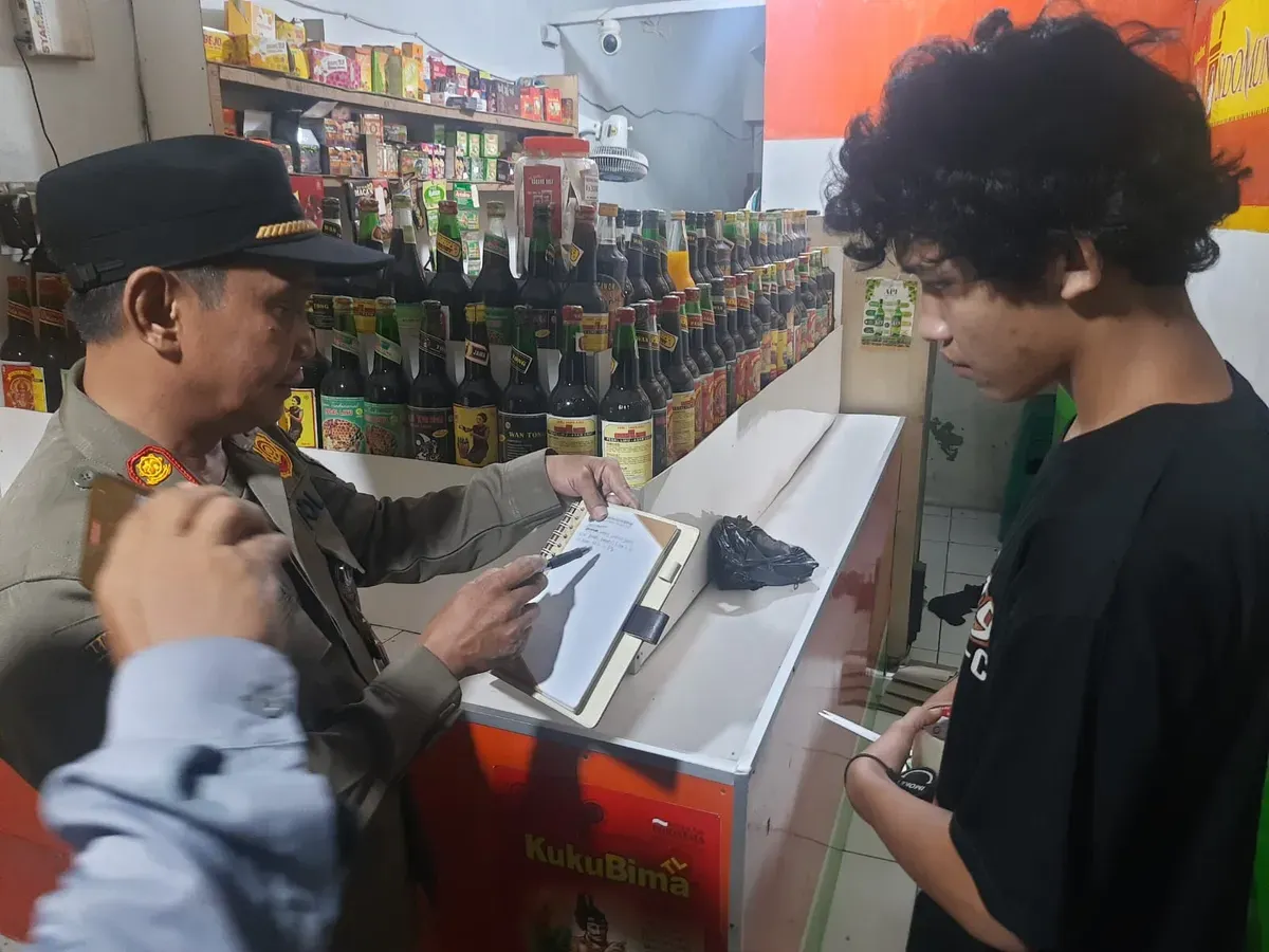 Petugas gabungan menggrebek toko jamu penjual miras oplosan di Jalan Raya Muchtar Sawangan, Kota Depok. (Sumber: Polsek Bojongsari)