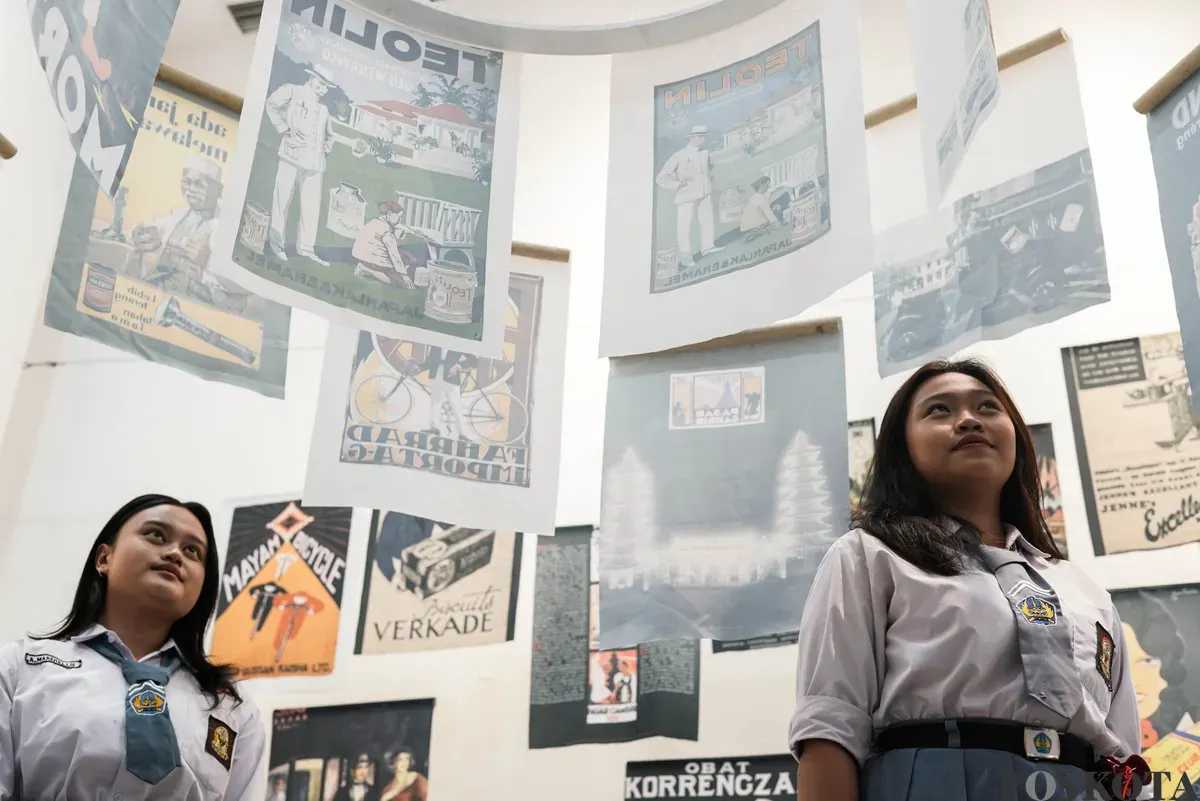 Pengunjung melihat karya pada pameran PustaKarsa 2025 di Taman Ismail Marzuki, Jakarta, Selasa, 14 Oktober 2025.  (Sumber: Poskota/Bilal Nugraha Ginanjar)