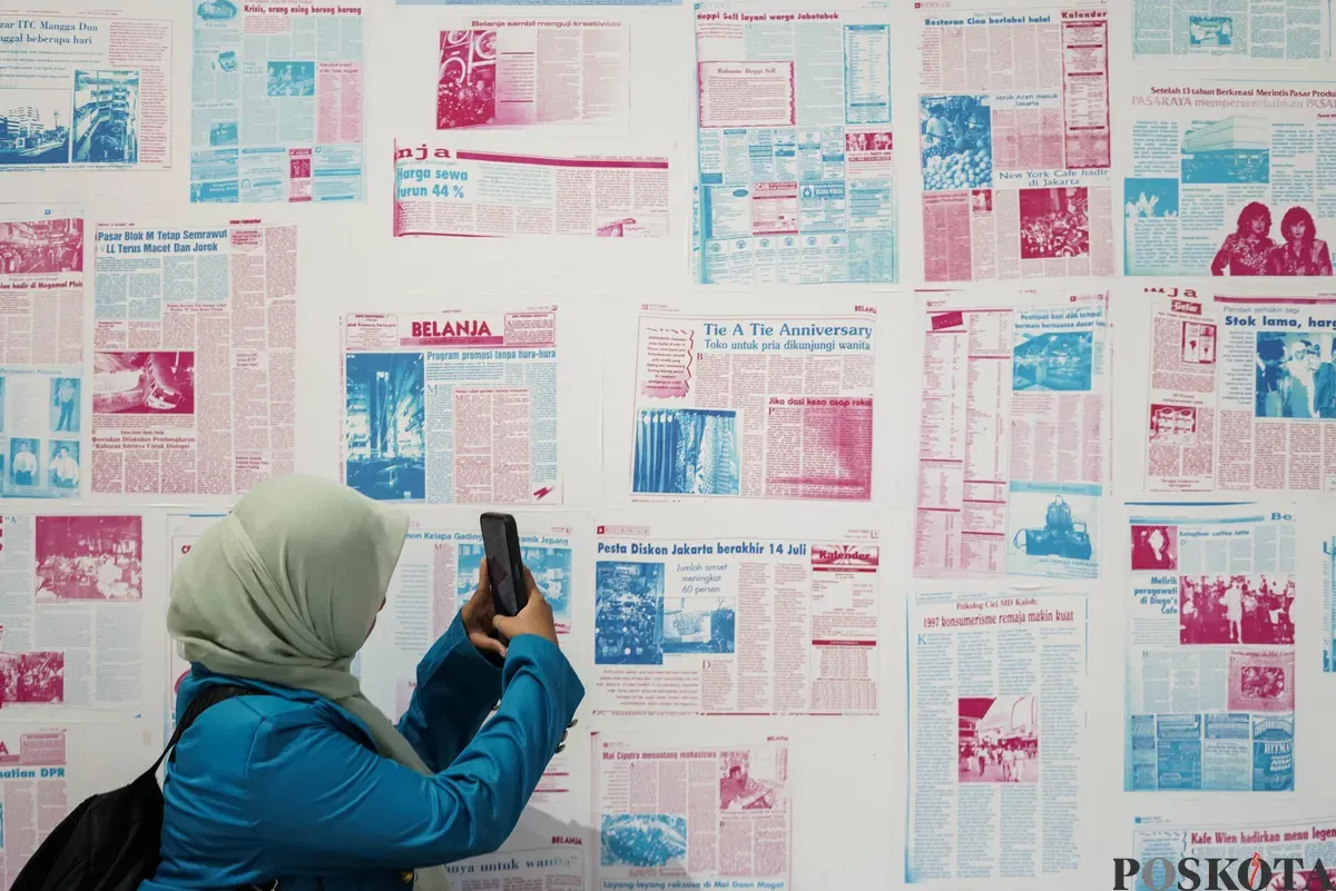 Pengunjung melihat karya pada pameran PustaKarsa 2025 di Taman Ismail Marzuki, Jakarta, Selasa, 14 Oktober 2025. (Sumber: Poskota/Bilal Nugraha Ginanjar)