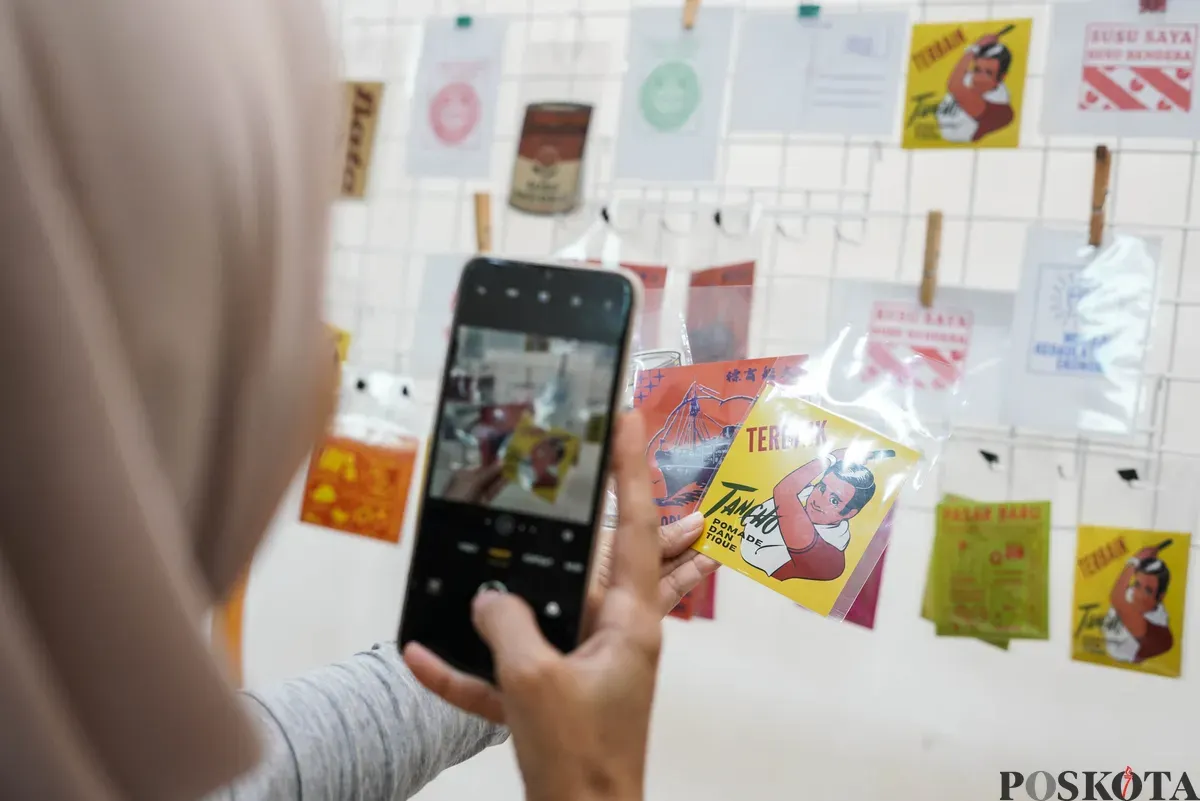 Pengunjung melihat karya pada pameran PustaKarsa 2025 di Taman Ismail Marzuki, Jakarta, Selasa, 14 Oktober 2025.  (Sumber: Poskota/Bilal Nugraha Ginanjar)