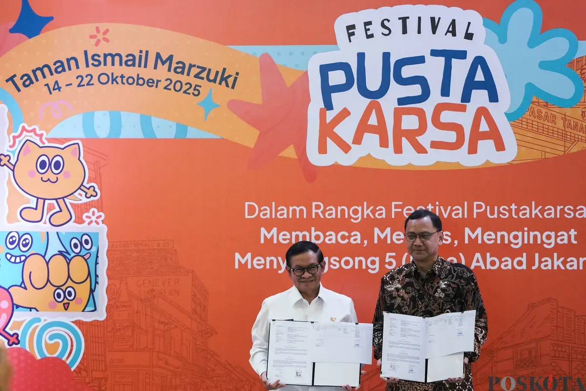 Pengunjung melihat karya pada pameran PustaKarsa 2025 di Taman Ismail Marzuki, Jakarta, Selasa, 14 Oktober 2025. (Sumber: Poskota/Bilal Nugraha Ginanjar)