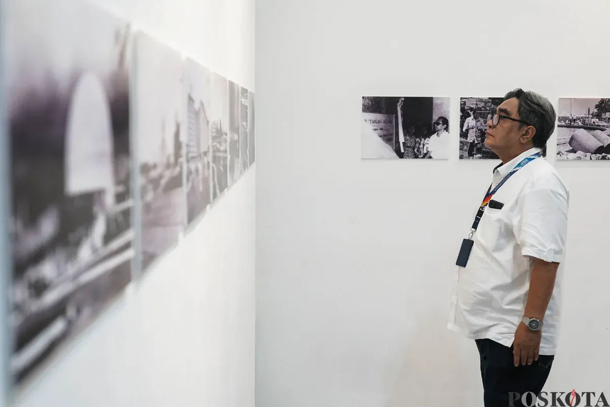 Pengunjung melihat karya pada pameran PustaKarsa 2025 di Taman Ismail Marzuki, Jakarta, Selasa, 14 Oktober 2025. (Sumber: Poskota/Bilal Nugraha Ginanjar)