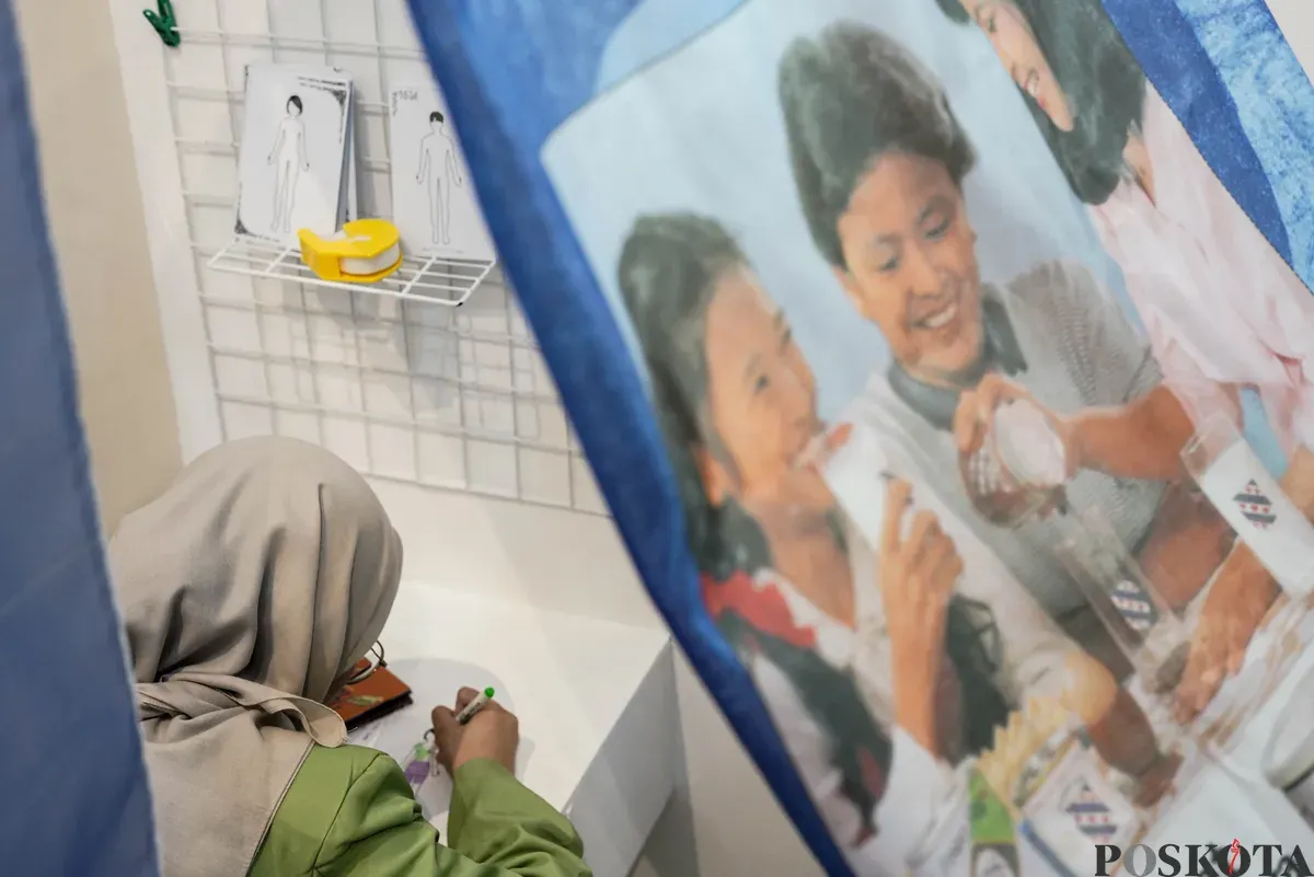 Pengunjung melihat karya pada pameran PustaKarsa 2025 di Taman Ismail Marzuki, Jakarta, Selasa, 14 Oktober 2025. (Sumber: Poskota/Bilal Nugraha Ginanjar)