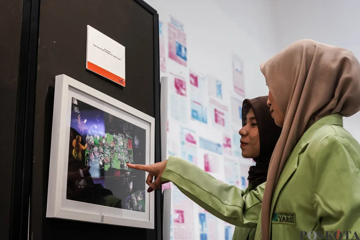 Pengunjung melihat karya pada pameran PustaKarsa 2025 di Taman Ismail Marzuki, Jakarta, Selasa, 14 Oktober 2025. (Sumber: Poskota/Bilal Nugraha Ginanjar)