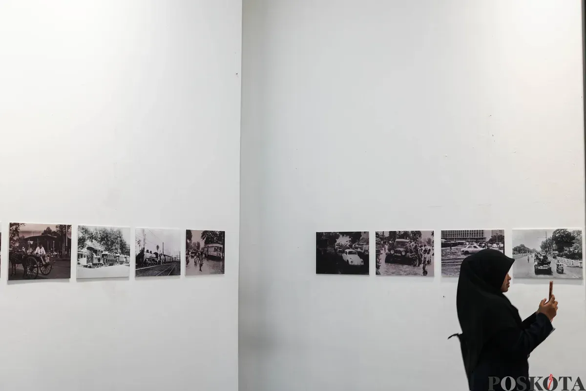 Pengunjung melihat karya pada pameran PustaKarsa 2025 di Taman Ismail Marzuki, Jakarta, Selasa, 14 Oktober 2025. (Sumber: Poskota/Bilal Nugraha Ginanjar)