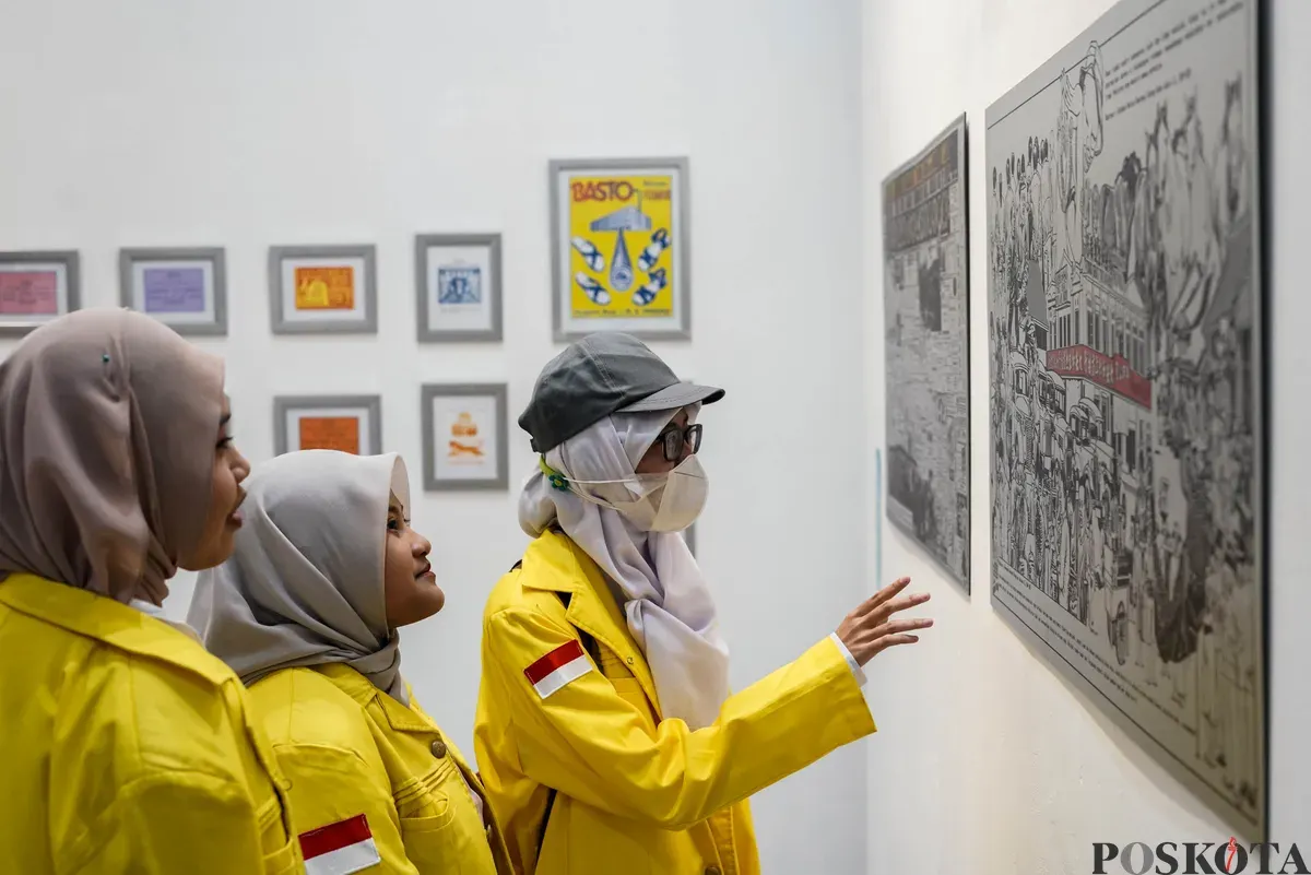 Pengunjung melihat karya pada pameran PustaKarsa 2025 di Taman Ismail Marzuki, Jakarta, Selasa, 14 Oktober 2025. (Sumber: Poskota/Bilal Nugraha Ginanjar)