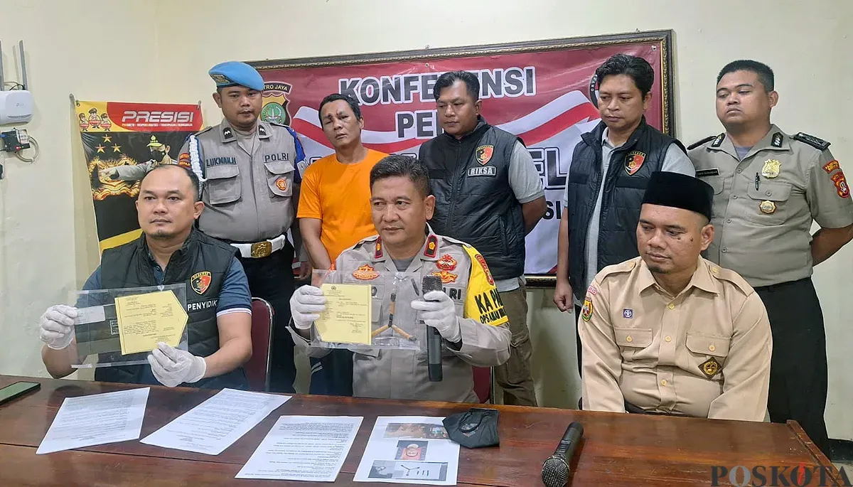 Kapolsek Babelan Kompol Wito dan jajarannya menunjukkan barang bukti hasil kejahatan pasutri pelaku aksi curanmor di Kampung Ujung Harapan, Selasa 14 Oktober 2025. (Sumber: POSKOTA | Foto: Nurpini Aulia Rapika)