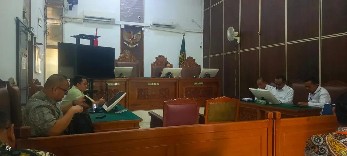 Sidang gugatan praperadilan yang diajukan tiga tersangka kasus dugaan penambangan tanpa izin yang melibatkan PT PMJ di PN Jaksel, Senin, 13 Oktober 2025. (Sumber: Istimewa)