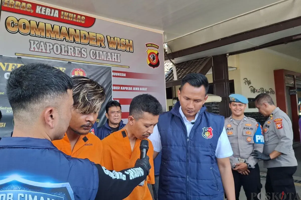 Dua pelaku pembunuhan TKW asal Garut dihadirkan dalam gelar perkara di Mako Polres Cimahi, Selasa, 14 Oktober 2025. (Sumber: Poskota/Gatot Poedji Utomo)