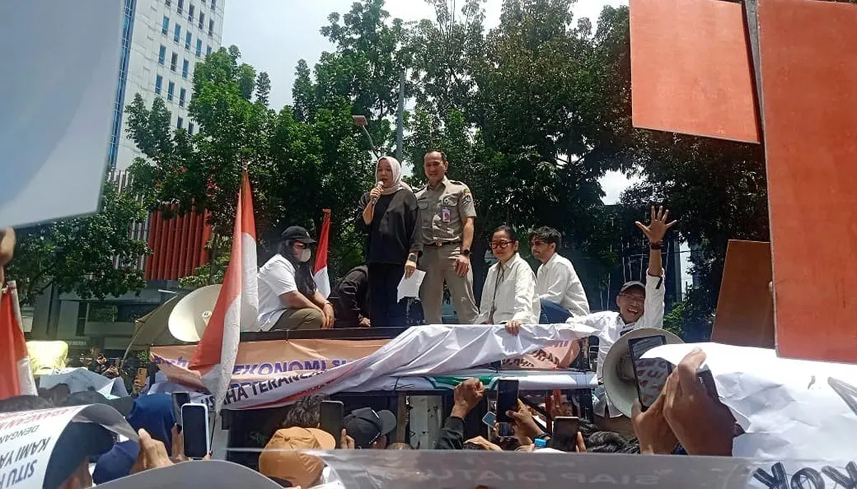 Ketua Komisi D DPRD DKI Jakarta, Yuke Yurike dan Anggota Komisi E, Chicha Koeswoyo didampingi Sekretaris DPRD, Augustinus berdialog langsung dengan pengunjuk rasa. (Sumber: Dok. DDJP)