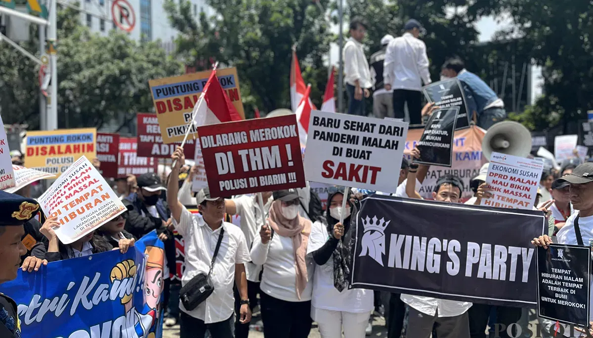 Massa yang tergabung dalam Gerakan Karyawan Hiburan Jakarta dan Asosiasi Pengusaha Hiburan Jakarta, berunjuk rasa di depan Gedung DPRD DKI Jakarta, Selasa, 14 Oktober 2025. (Sumber: POSKOTA | Foto: Pandi Ramedhan)