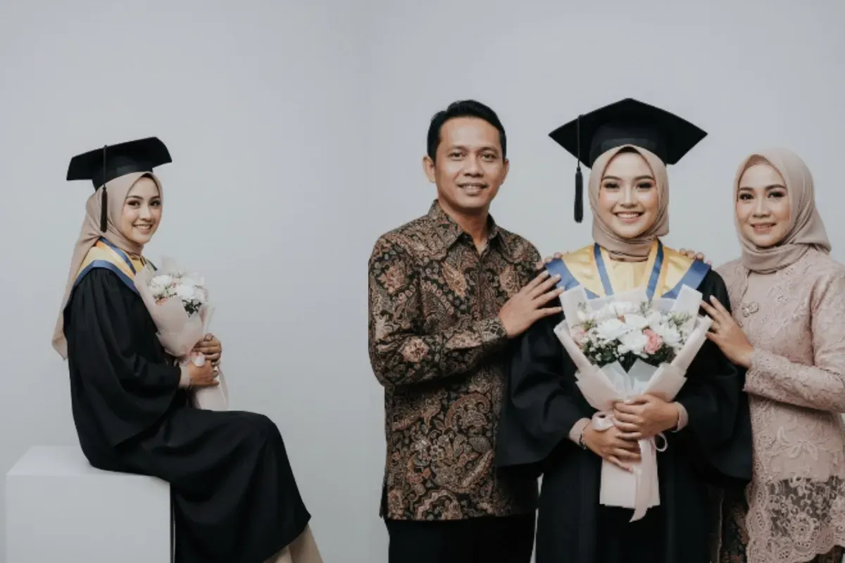Hasil edit foto wisuda ala pemotretan studio pakai prompt Gemini AI. (Sumber: Gemini AI)