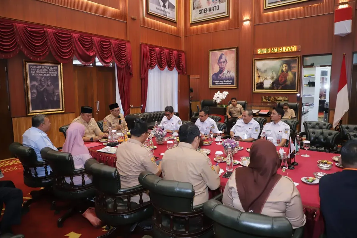 Bupati Bogor bersama dengan PT KAI melakukan audiensi di Pendopo Bupati. (Sumber: Pemkab Bogor)