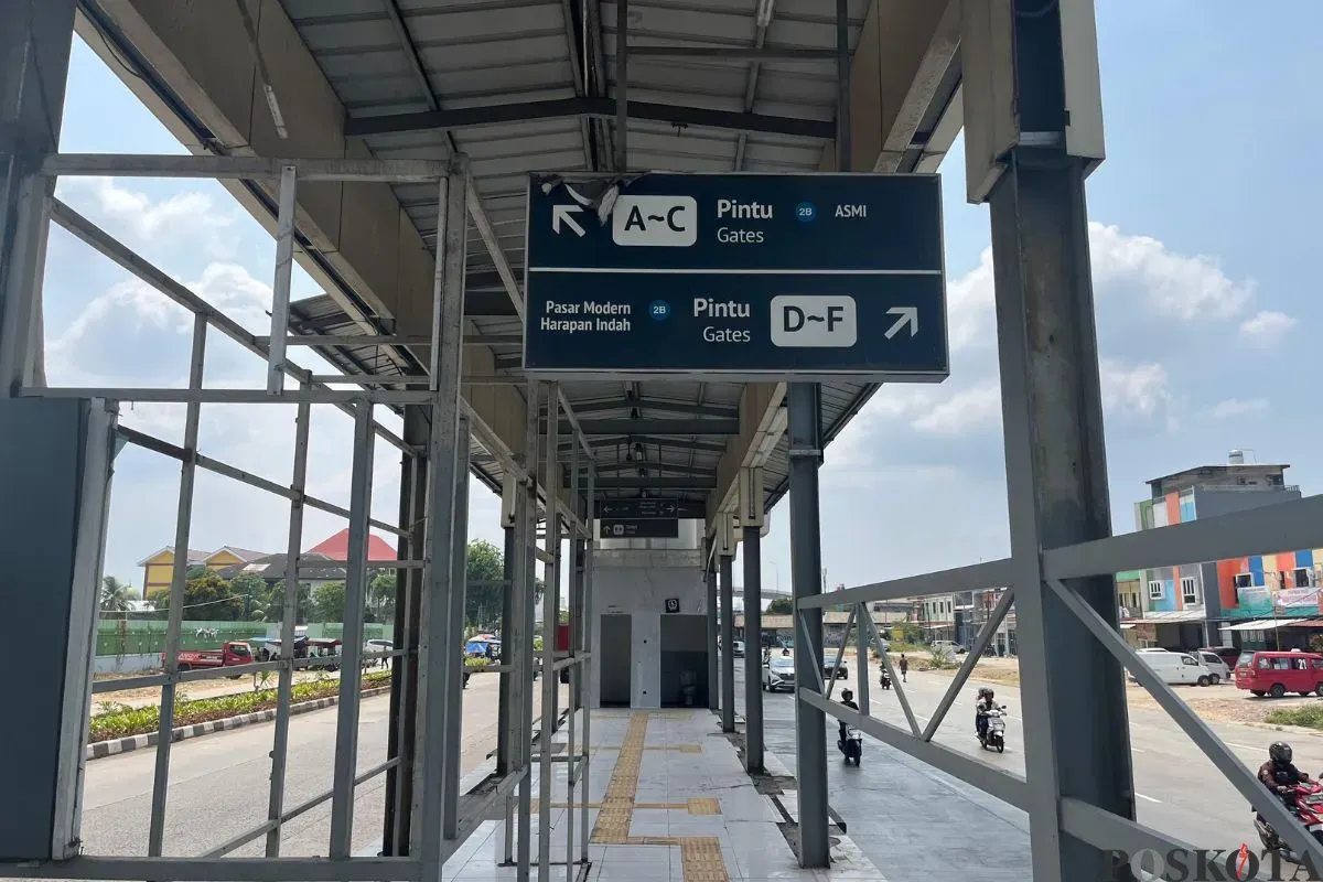Halte Bus Transjakarta di Cakung, Jakarta Timur, terbengkalai, Rabu, 15 Oktober 2025. (Sumber: Poskota/M. Tegar Jihad)