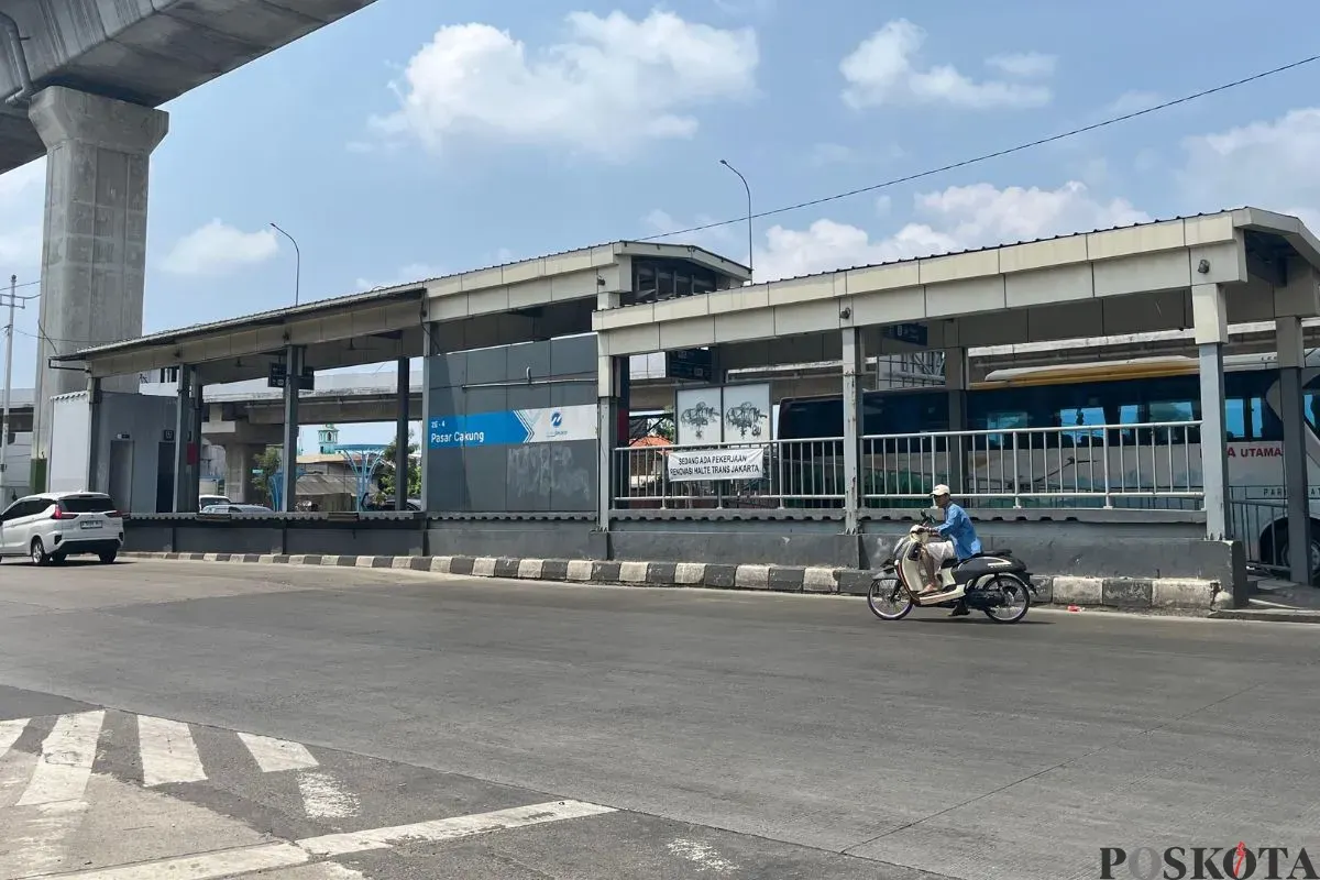 Situasi Halte Transjakarta Cakung, Jakarta Timur, terbengkalai, Rabu, 15 Oktober 2025. (Sumber: Poskota/M. Tegar Jihad)