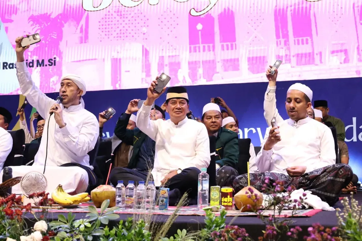 Dzikir dan sholawat bersama Habib Ali Zainal serta Habib Husain bin Ja’far dalam rangka HUT ke-393 Kabupaten Tangerang, digelar di Alun-alun Tigaraksa, Kabupaten Tangerang, Selasa, 14 Oktober 2025. (Sumber: Istimewa)