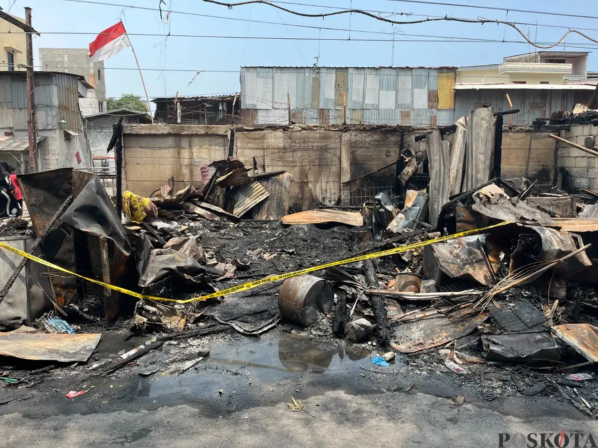 Empat orang tewas dalam insiden kebakaran rumah semi permanen di Jalan Pademangan Raya 5 RT 07 RW 01, Pademangan, Jakarta Utara, Rabu, 15 Oktober 2025. (Sumber: Poskota/Pandi Ramedhan)