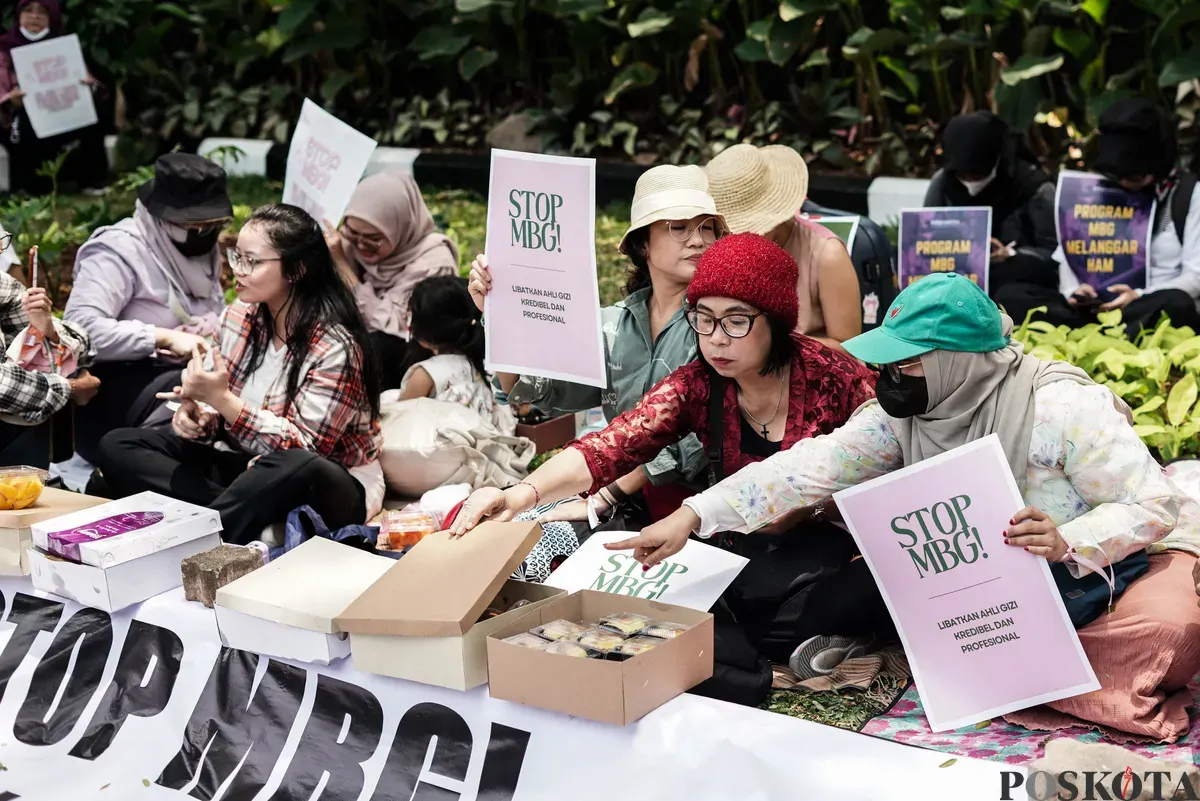 Sejumlah perempuan yang tergabung dalam Suara Ibu Indonesia menggelar aksi damai di depan kantor Badan Gizi Nasional, Jakarta, Rabu, 15 Oktober 2025. (Sumber: Poskota/Bilal Nugraha Ginanjar)