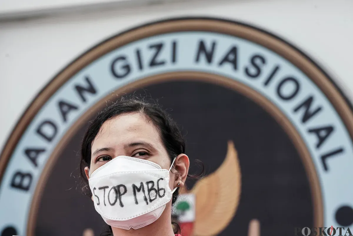 Sejumlah perempuan yang tergabung dalam Suara Ibu Indonesia menggelar aksi damai di depan kantor Badan Gizi Nasional, Jakarta, Rabu, 15 Oktober 2025. (Sumber: Poskota/Bilal Nugraha Ginanjar)