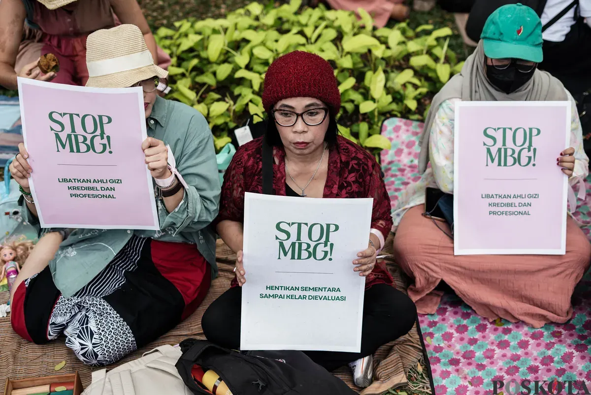 Sejumlah perempuan yang tergabung dalam Suara Ibu Indonesia menggelar aksi damai di depan kantor Badan Gizi Nasional, Jakarta, Rabu, 15 Oktober 2025. (Sumber: Poskota/Bilal Nugraha Ginanjar)