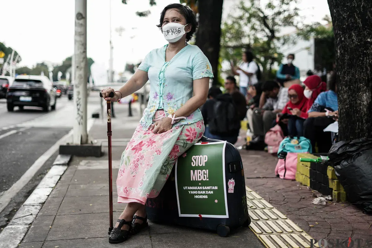 Sejumlah perempuan yang tergabung dalam Suara Ibu Indonesia menggelar aksi damai di depan kantor Badan Gizi Nasional, Jakarta, Rabu, 15 Oktober 2025. (Sumber: Poskota/Bilal Nugraha Ginanjar)