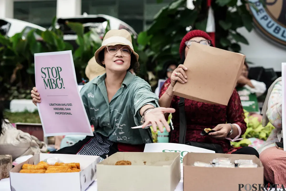 Sejumlah perempuan yang tergabung dalam Suara Ibu Indonesia menggelar aksi damai di depan kantor Badan Gizi Nasional, Jakarta, Rabu, 15 Oktober 2025. (Sumber: Poskota/Bilal Nugraha Ginanjar)
