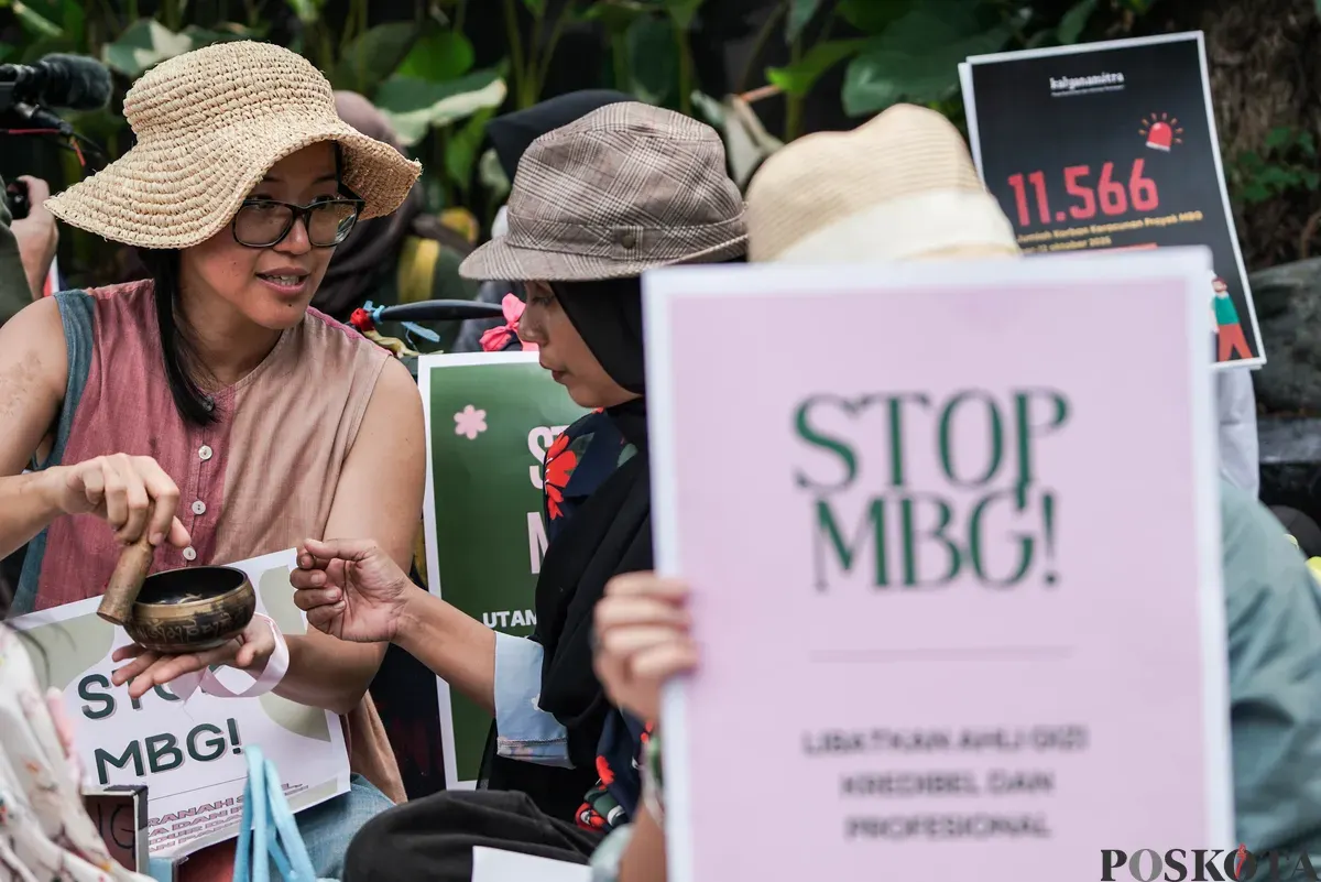 Sejumlah perempuan yang tergabung dalam Suara Ibu Indonesia menggelar aksi damai di depan kantor Badan Gizi Nasional, Jakarta, Rabu, 15 Oktober 2025. (Sumber: Poskota/Bilal Nugraha Ginanjar)