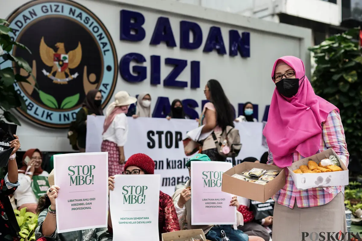 Sejumlah perempuan yang tergabung dalam Suara Ibu Indonesia menggelar aksi damai di depan kantor Badan Gizi Nasional, Jakarta, Rabu, 15 Oktober 2025. (Sumber: Poskota/Bilal Nugraha Ginanjar)