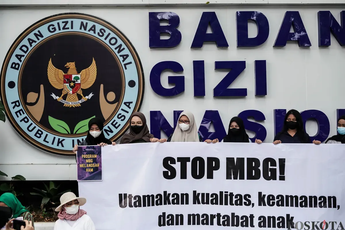 Sejumlah perempuan yang tergabung dalam Suara Ibu Indonesia menggelar aksi damai di depan kantor Badan Gizi Nasional, Jakarta, Rabu, 15 Oktober 2025. (Sumber: Poskota/Bilal Nugraha Ginanjar)