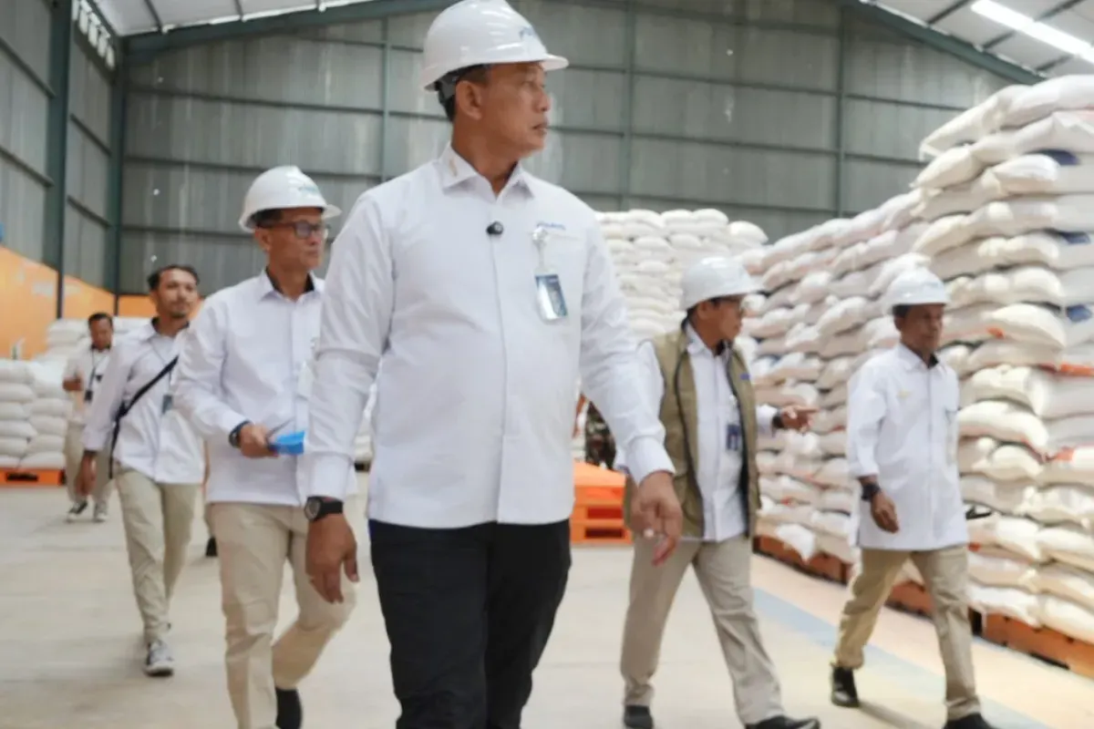 Potret Direktur Utama Perum Bulog, Ahmad Rizal Ramdhani (depan) saat berkunjung ke gudang Bulog di wilayah Ternate. (Sumber: Perum Bulog)