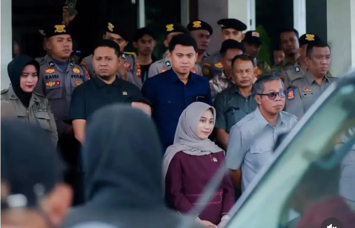 Dheninda Chaerunnisa tengah menjadi sorotan publik setelah ekspresinya saat aksi demonstrasi di depan Gedung DPRD Gorontalo Utara viral di media sosial. (Sumber: Instagram/@dinychaerunnisa._)